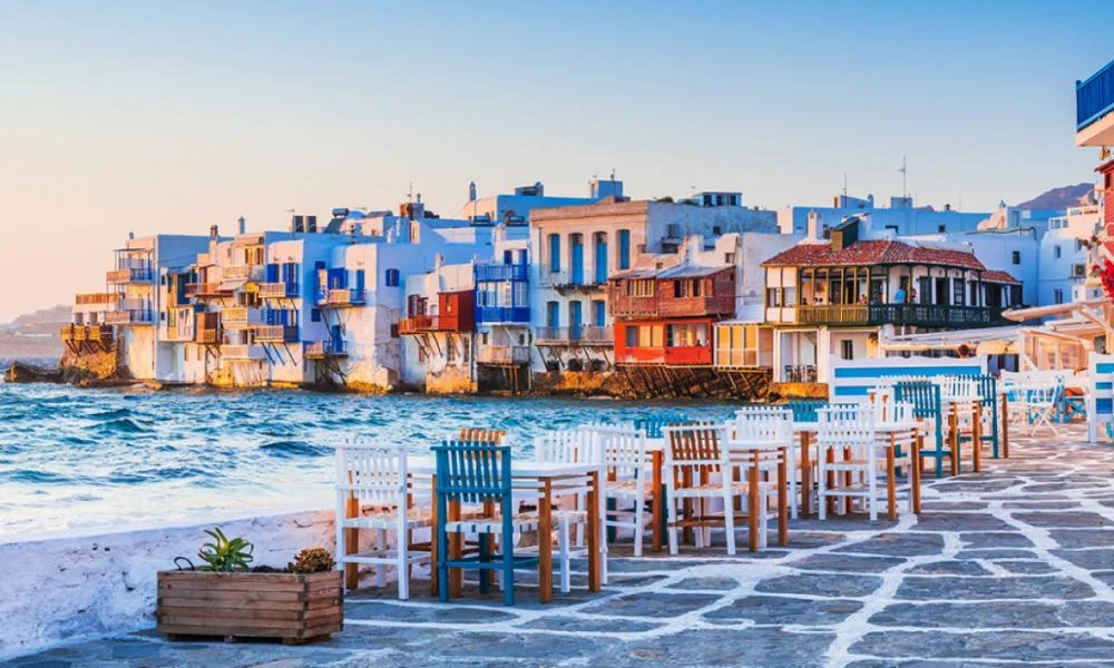 Εξαρθρώθηκε κύκλωμα στη Μύκονο που ωθούσε γυναίκες στην πορνεία